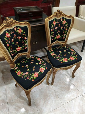 Chairs set of two with gold patina and embroidery like new
