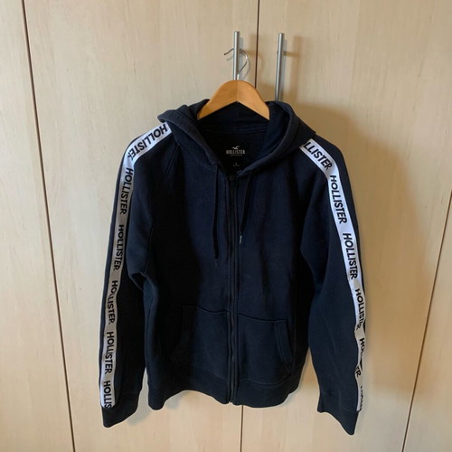 Hollister sweatshirt used, black with hood and zipper, size L