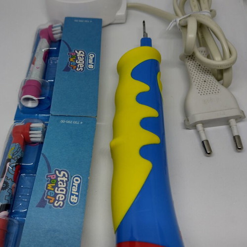 Oral-B Stages Power children's electric toothbrush Braun with charger & 4 new replacement heads