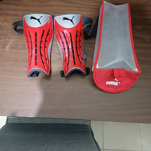 Puma retro shin guards with case like new