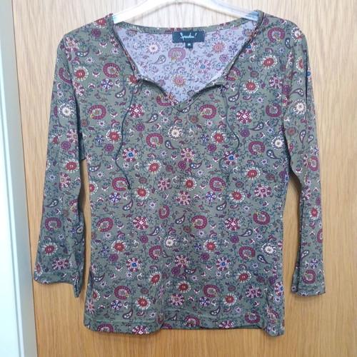 Women's long-sleeve shirt size M like new, multicolor polyester