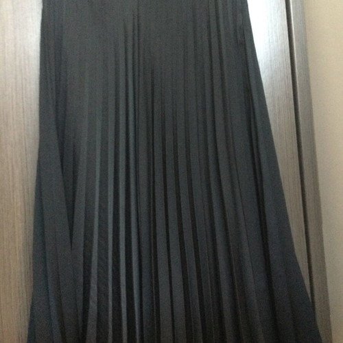 Desiree black pleated midi skirt like new, size M