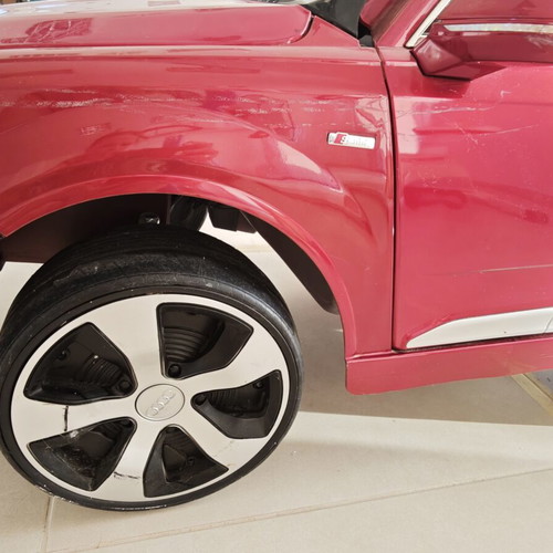 Audi Q7 Kids Electric Car like new, red with remote control