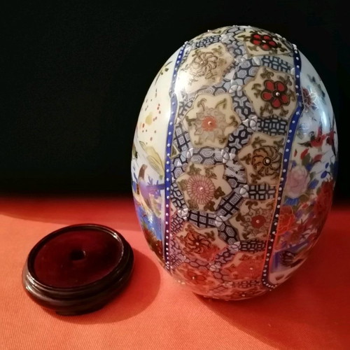 Satsuma egg vintage like new with moriage embossed decoration