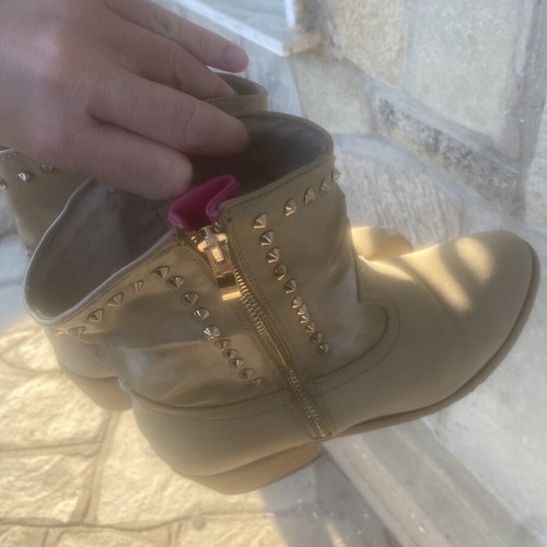 Cowboy ankle boots beige, like new, slight stain removable