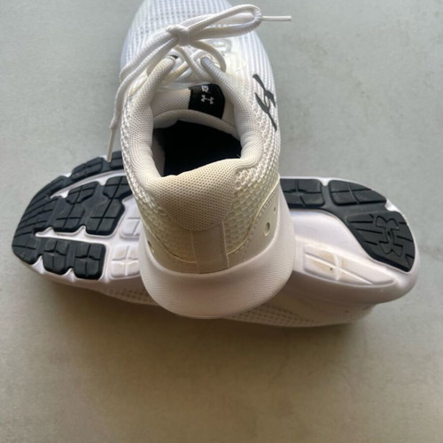 Under Armour athletic shoes size 41 like new, white