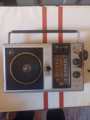 Silver portable AM/FM radio used, 2 band, battery and 220V power