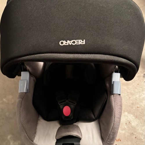 Recaro baby seat like new with isofix system and sunshade