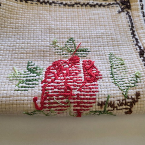 Handmade embroidered table runner with roses, like new, 76×23 cm
