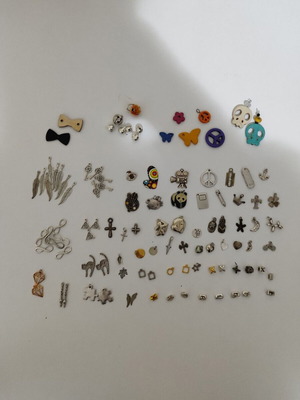 Голяма колекция употребявани метални и акрилни висулки за бижута DIY
