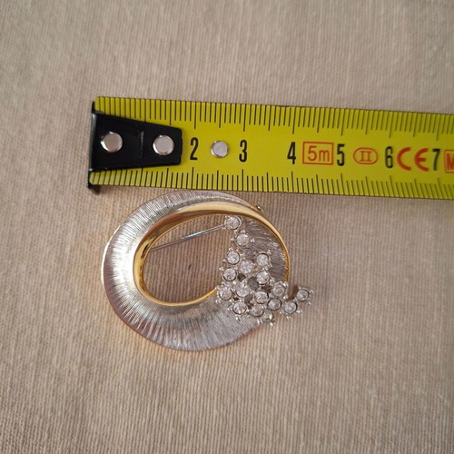 Brooch and earrings set like new with crystals