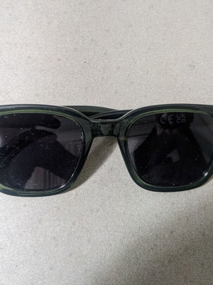 H&M sunglasses green, like new, unworn