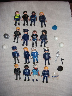 Playmobil Police used figures and accessories, pack of 16 pieces