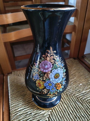 Black vase with flowers like new