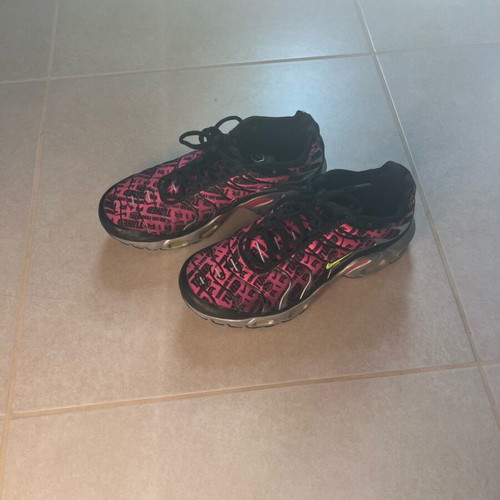 Nike athletic shoes like new, size 38, black and pink