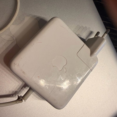 MacBook Pro 13" (2011) like new with Apple charger