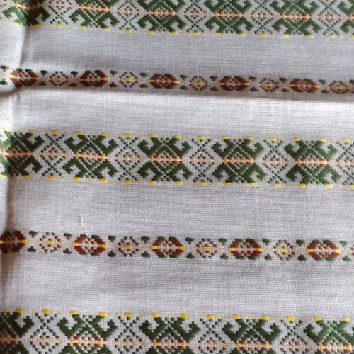 Woven tablecloth new with 5 napkins and 2 holders