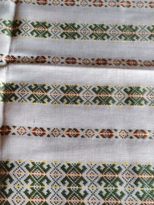 Woven tablecloth new with 5 napkins and 2 holders