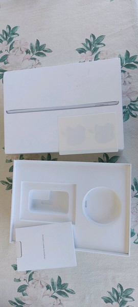 Apple κουτι IPad + χαρτιά κ αυτοκόλλητα