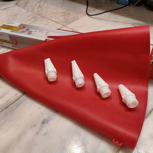 Silicone piping bag set with 5 types of nozzles like new