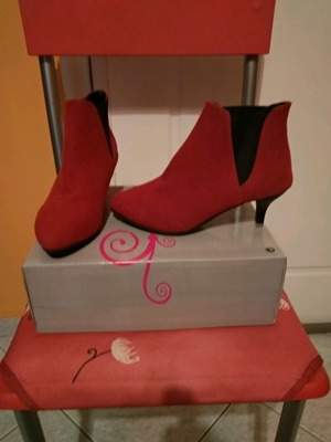 Red suede ankle boots new, size 37 with low heel