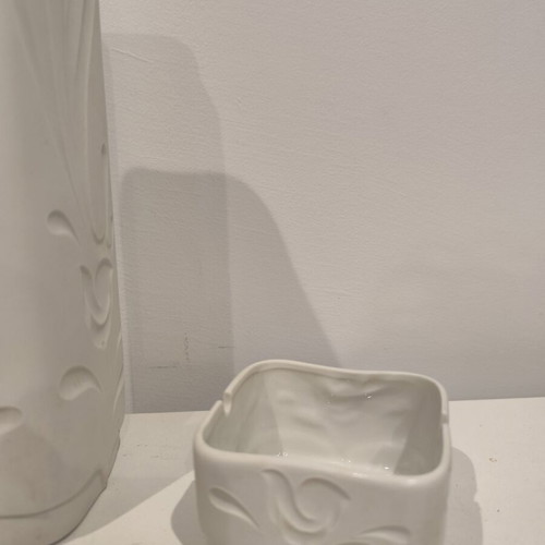 White ceramic vase with two square ashtrays, embossed design
