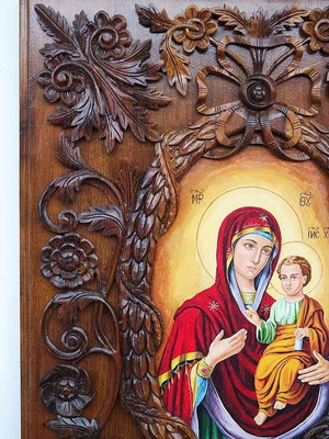 Икона ”Дева Мария с Младенеца”- дърворезба, орех, уникат