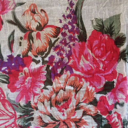 Floral scarf used, white with flowers 85x85 cm