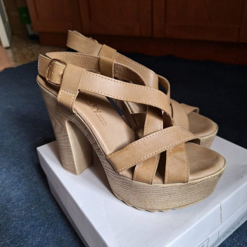 Celebrity platform sandals like new, beige, size 39
