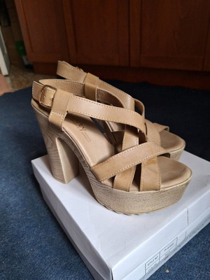 Celebrity platform sandals like new, beige, size 39