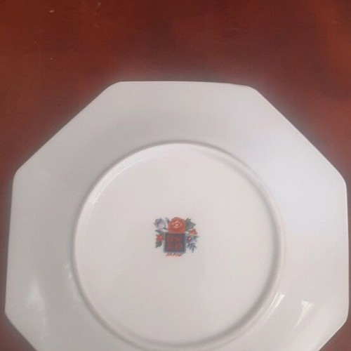 Japanese floral plate like new with vase and flower designs