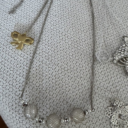 Necklaces and earrings set like new, multicolor, 5 necklaces and 1 pair of earrings