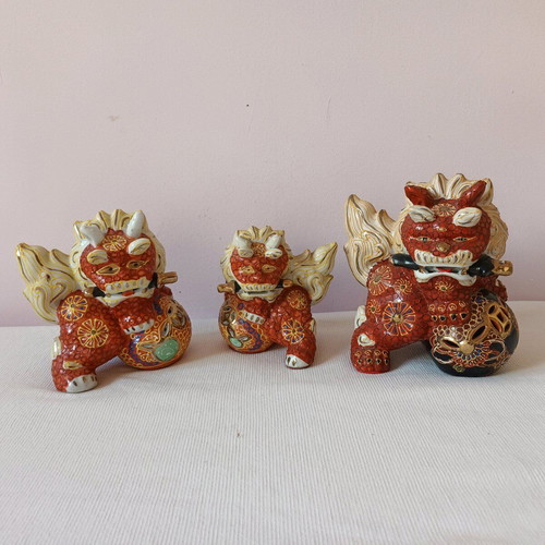 Chinese guardian lions (foo dogs) like new, porcelain set of 3