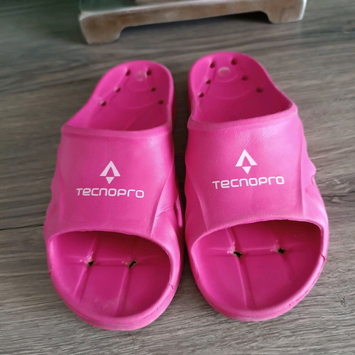 Sports slippers like new