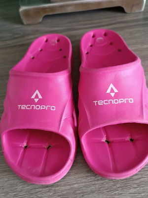 Sports slippers like new