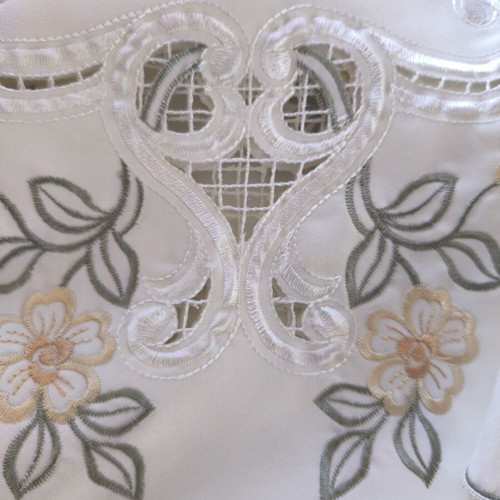 Tablecloth with embroidery new, 85/84 cm
