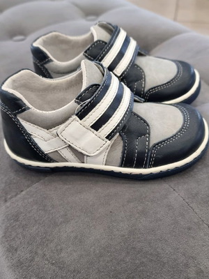 Leather baby shoes new, size 25