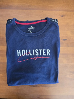 Hollister men's t-shirt dark blue used size M