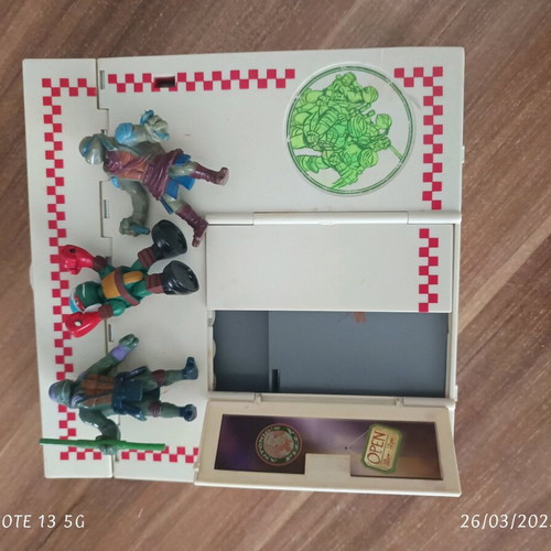 Ninja Turtles pizza place used with 3 figures