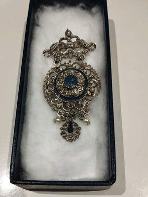 Vintage silver-blue brooch like new with pearls