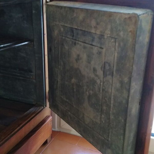Old Xion icebox in relatively good condition