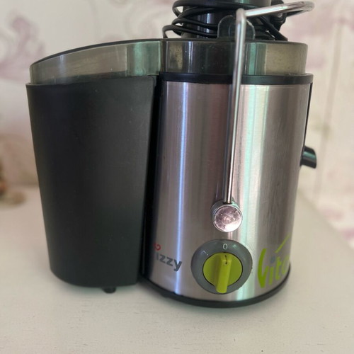 Izzy electric juicer used