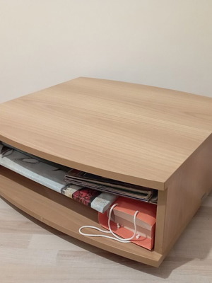 Neoset coffee table like new with wheels