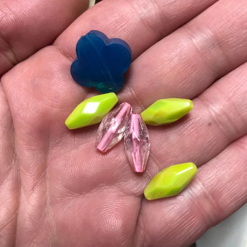 Mix beads many pieces like new, acrylic and other materials