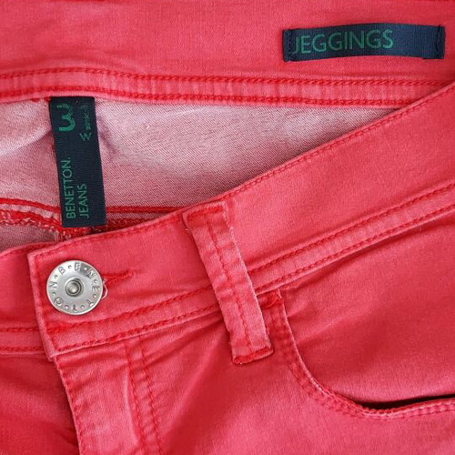 Benetton fuchsia jeggings like new, size 31 W