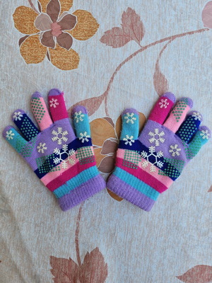 Children's gloves like new, multicolor