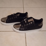 Sneakers (code 93)