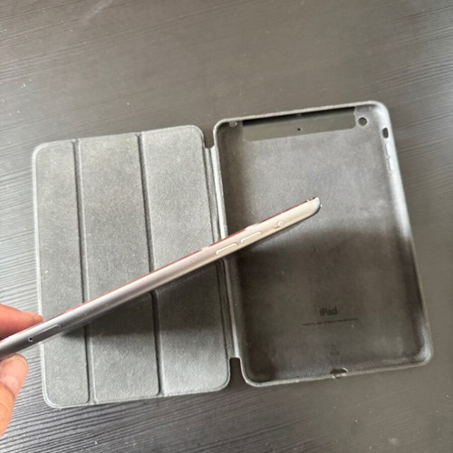 iPad Mini 2 Wi-Fi & 4G like new with charger and original leather case
