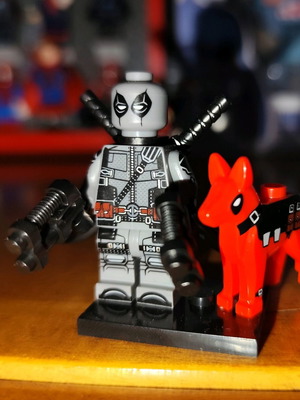 Deadpool (Dusty Suit) like new with stand and accessories