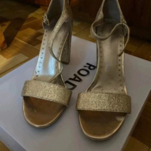 Heels new, gold color